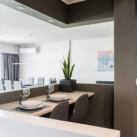 Spacious And Sunlit Seaside Flat *
