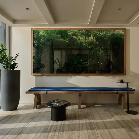 Vision Omonia, Hotel