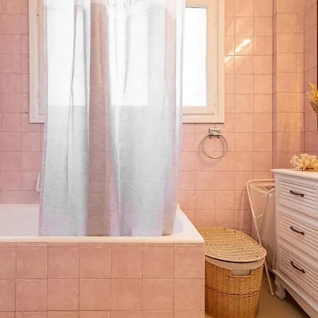 Chic 2br Bright Penthouse With Open Wood Staircase * Athens