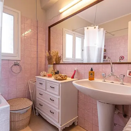 Chic 2br Bright Penthouse With Open Wood Staircase