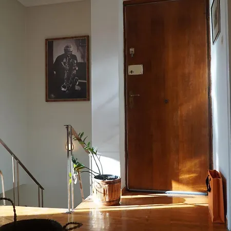 Chic 2br Bright Penthouse With Open Wood Staircase Apartment