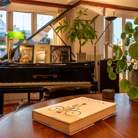 Apartment Chic 2br Bright Penthouse With Open Wood Staircase
