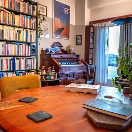 Chic 2br Bright Penthouse With Open Wood Staircase *