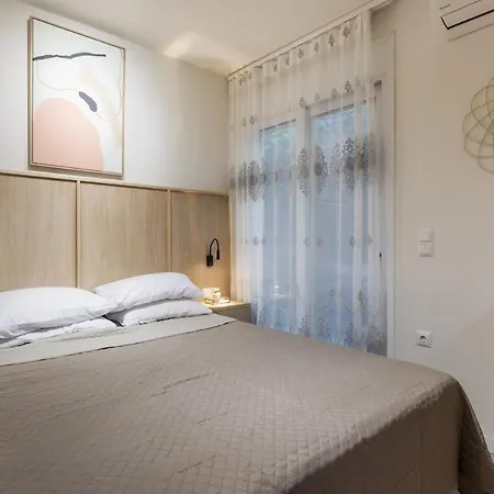Vouliagmeni Square Apartment