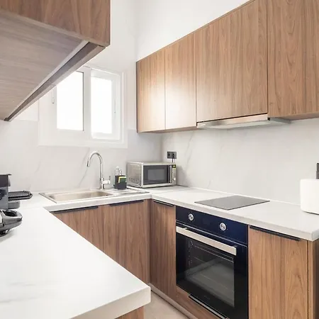 Ako12 - New, Stylish, Bright, Balcony *