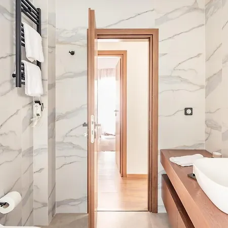 Ako12 - New, Stylish, Bright, Balcony *