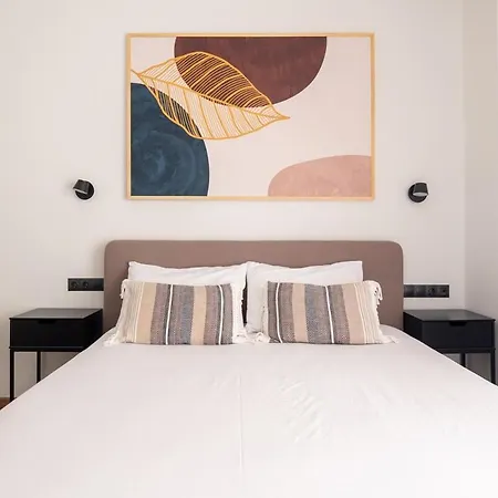 Ako12 - New, Stylish, Bright, Balcony Apartment