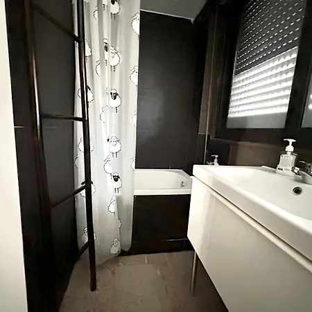 An En-suite With A Queen Bed And A Kitchenette Αθήνα