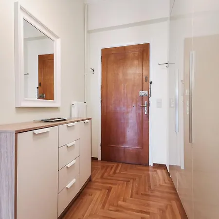 Modern&sunny, 1bd, Next To Metro Lägenhet
