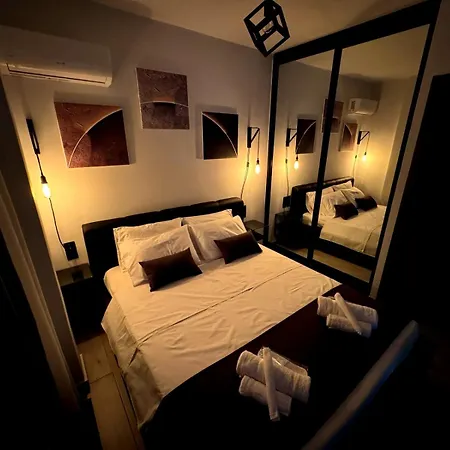 Modern With Free Parking Apartment