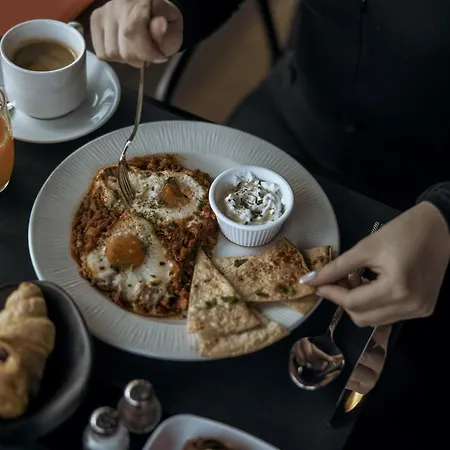 Vision Omonia, Hotel
