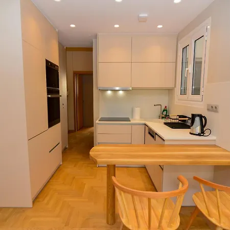 Centre Floor Stylish 2 Min Walk Metro