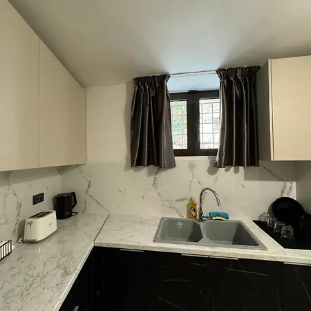 Charming 2br Basement Near Akropolis By Kozy Koala *