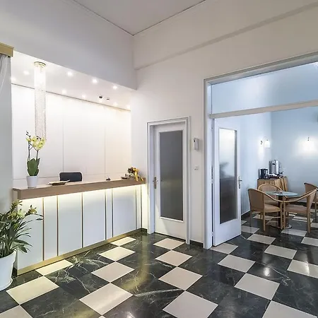 Ares Hotel 2*