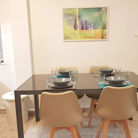 Palette Champagne - Center, 6 Bd, 3 Bath