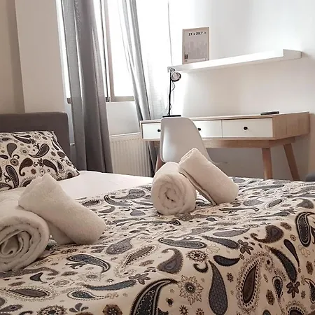 Palette Champagne - Center, 6 Bd, 3 Bath Apartment