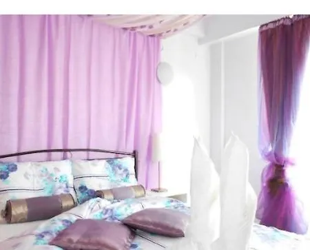 Colorful Urban Bed & Breakfast *