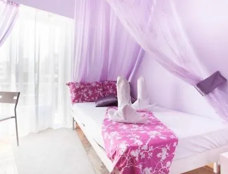 Colorful Urban Bed & Breakfast Athens