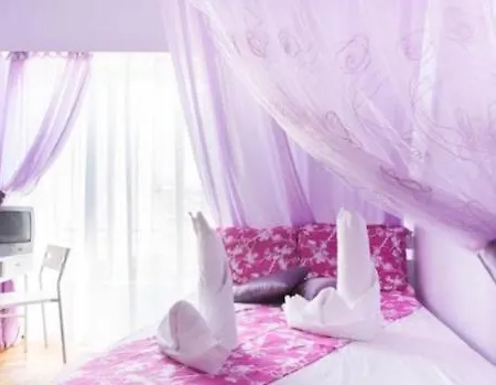Colorful Urban Bed & Breakfast *
