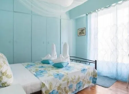 Colorful Urban Bed & Breakfast *
