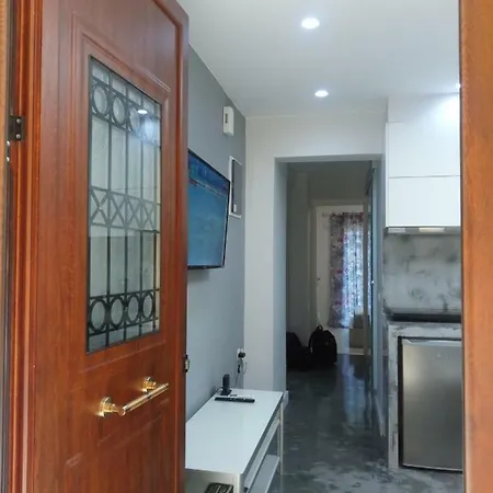 New With A Separate Entrance Near The Subway. Appartamento