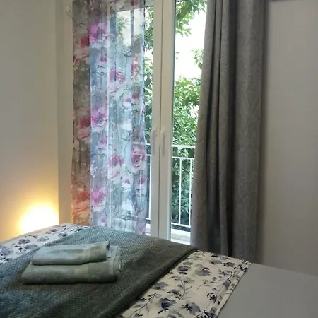 New With A Separate Entrance Near The Subway. Appartamento Atene