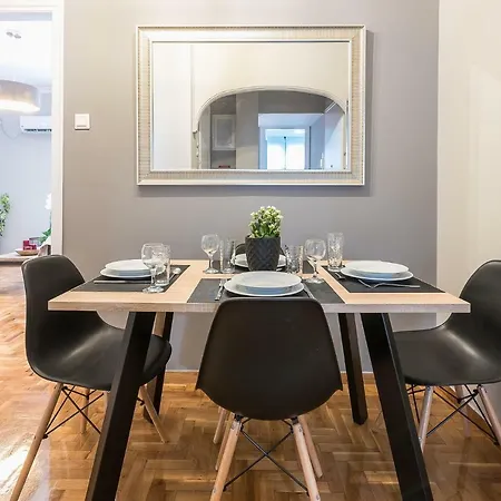 Elegant Living At The Heart Of Apartament *