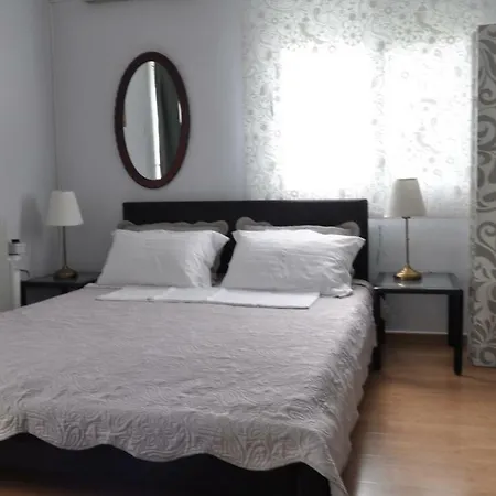 Awesome 3' From Metro Apartment