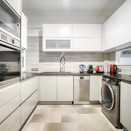 Bright Spacious Luxury In Prime